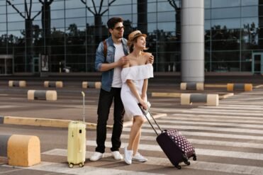 Jeunes couples primo-accédants profitant d'un accompagnement personnalisé par vouslogrici.fr